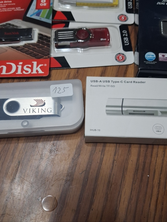 Card Reader And Assorted Flash Drives - Picture 5 of 6